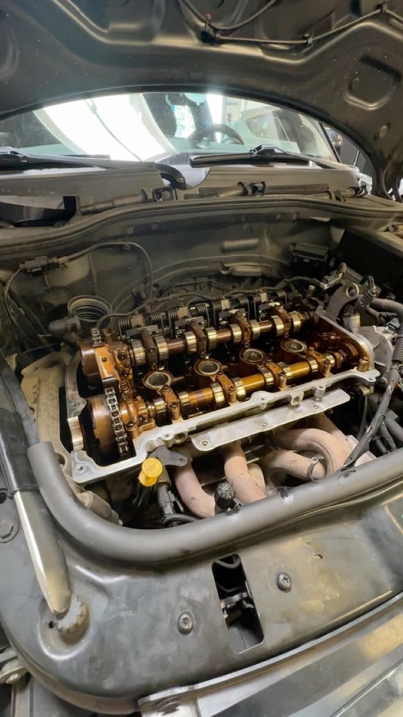 Geöffneter MINI-Motor mit sichtbaren Nockenwellen