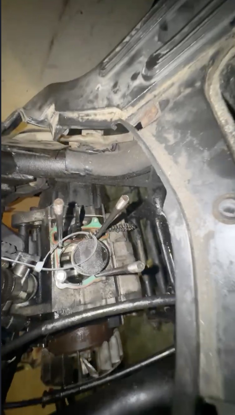 Geöffneter Motorblock des 125er-Motorrads
