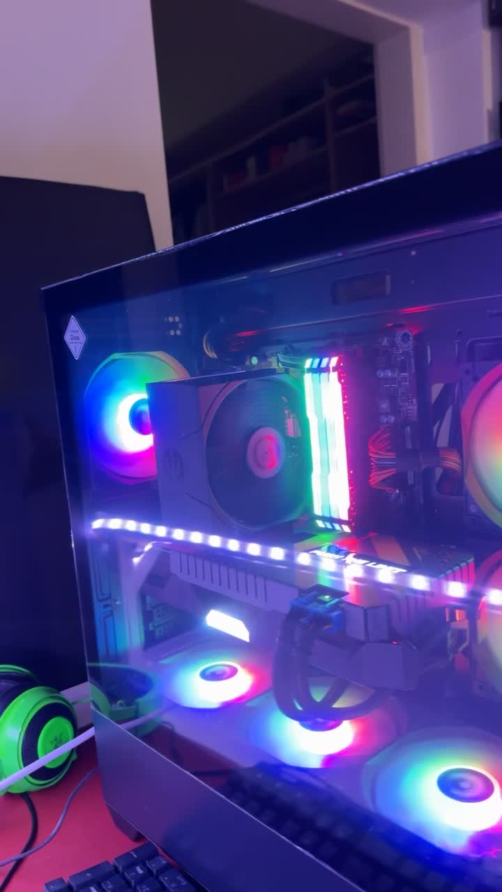 PC-Aufbau mit sichtbaren Komponenten und Beleuchtung