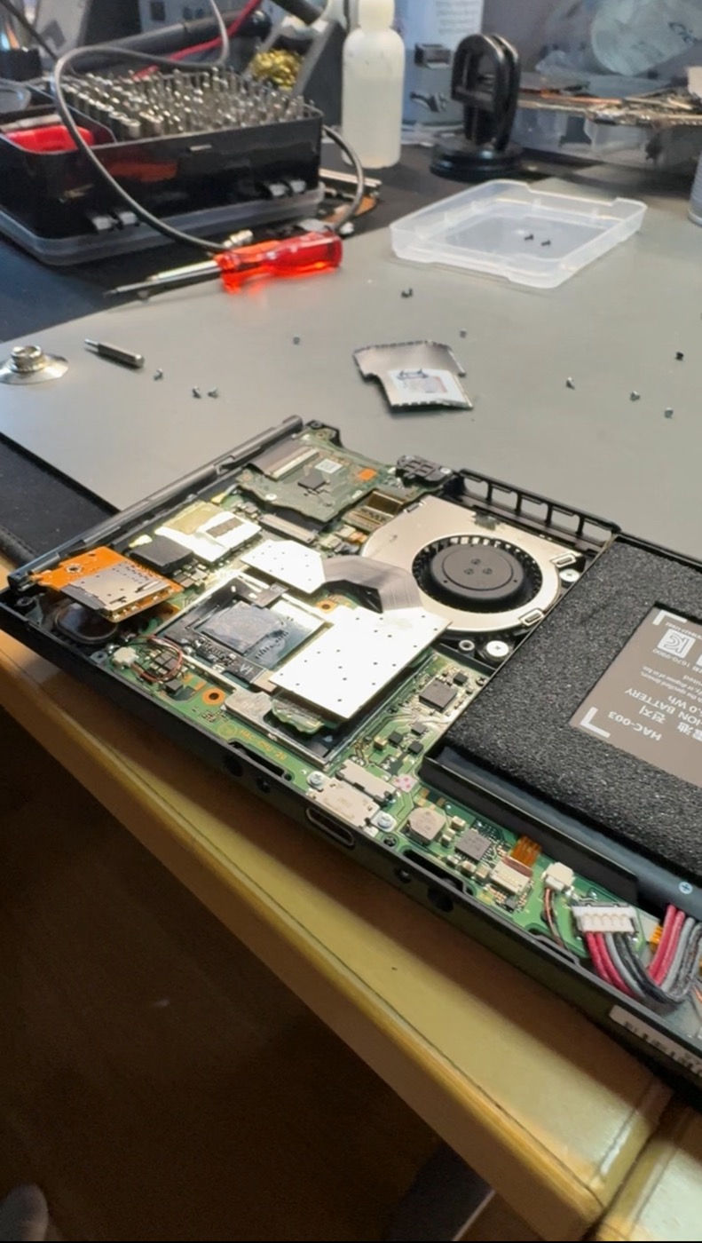 Geöffnete Nintendo Switch auf dem Reparaturtisch